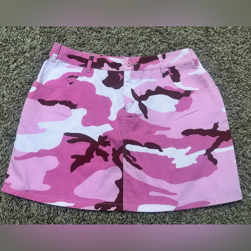 Cute pink camo skirt size 9/10